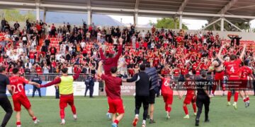 Tre të rinj kapen me mjete të rrezikshme në ndeshjen Partizani–Elbasani