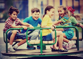 Rritja e fëmijëve me kujdes: Si të ndihmoni fëmijët të zhvillojnë inteligjencën emocionale në botën dixhitale