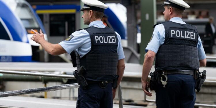 Operacion anti-drogë në Gjermani, policia sekuestron 15 mijë euro dhe kokainë, mes të arrestuarve edhe 5 shqiptarë