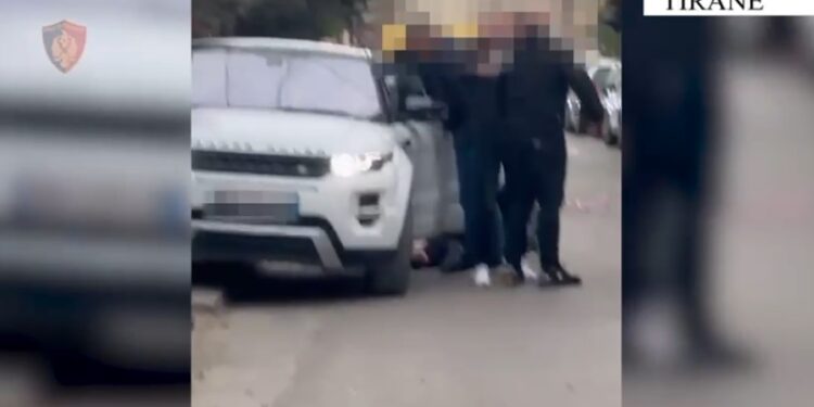 Kapet me pistoletë 23-vjeçari te Don Bosko, dyshohet se do ta shiste