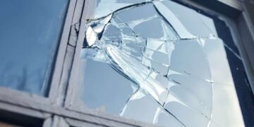 Thyhen xhamat e një objekti në Ferizaj, policia po e heton rastin