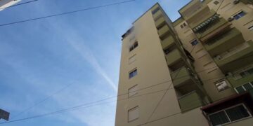Përfshihet nga flakët apartamenti në Fier