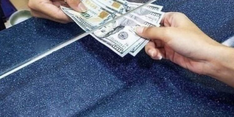 Këmbimi valutor/ Ja me sa po blihen dhe shiten dollari dhe euro