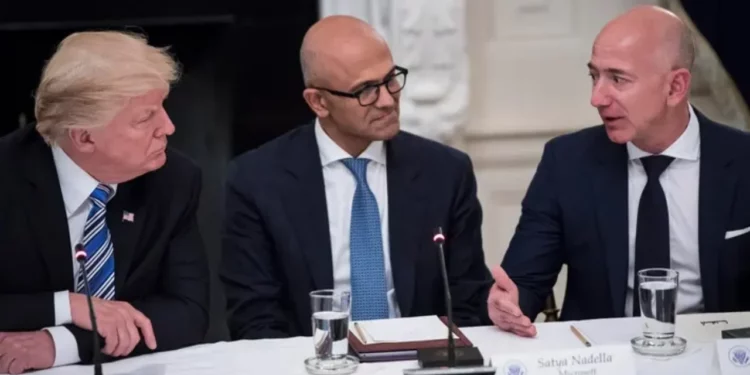 Trump telefonon Bezos mes trazirave për tarifat, Amazon tërhiqet nga plani për rritje çmimesh