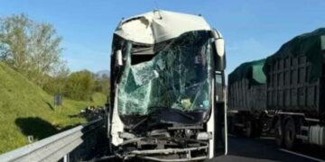 Tronditëse ,autobusi me 30 nxënës është përplasur me një kamion, duke shkaktuar dëme të mëdha