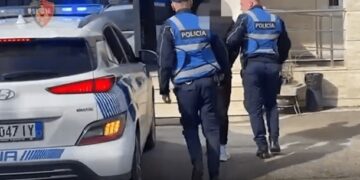 Policia e Tiranës arreston tre persona pasi posedonin lëndë narkotike, në pranga edhe një 29-vjeçar për kanosje