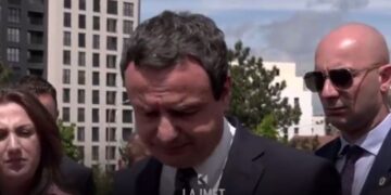Kurti gjen edhe një derë ikjeje nga gazetarët (VIDEO)
