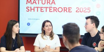 Manastirliu me maturantët e Tiranës