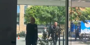 I qetë dhe sportiv, Edi Rama shkon në selinë e PS-së