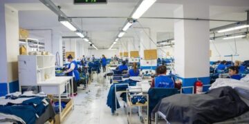 INSTAT: Tregtia dhe industria përpunuese, sektorët kryesorë të punësimit