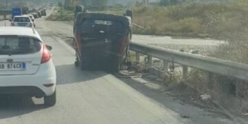 Aksident në autostradën Durrës-Tiranë, automjeti përplaset me trafikndarësen, përmbyset në rrugë