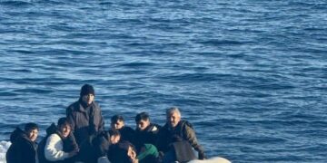 Anija “Butrinti” u shkon në ndihmë 13 emigrantëve, mes tyre 2 fëmijë