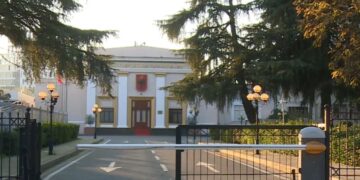 Juristët dhe ekonomistët “pushtojnë” Kuvendin, ja profesionet e 140 deputetëve