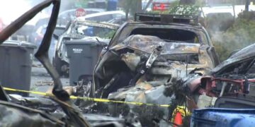 Tmerr nga ajri/ Aeroplani bie mbi lagje, banesa në flakë