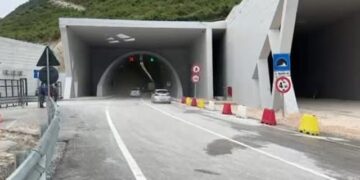 Makina të shumta në radhë, rihapet tuneli i Llogarasë, do të jetë pa pagesë gjatë sezonit veror