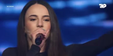 Për herë të parë, vajza e Dr. Florit ngjitet në skenë me këngën e të atit