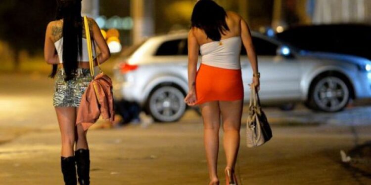 “Në përgjime, punonjësja e seksit ankohet për mungesën e klientëve gjatë Ramazanit në Tiranë”