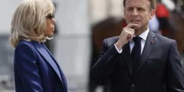 Macron goditet nga gruaja në sy të të gjithëve? Videoja që po bën xhiron e rrjetit