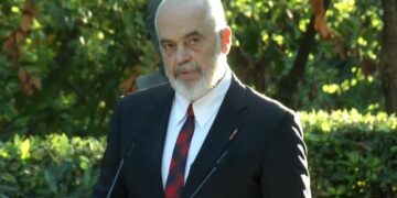 “Politika është bërë skizofrenike”, Rama ‘shigjeton’ Berishën: Një “plak tiranik” po mban peng opozitën