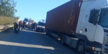 Aksident i rëndë në Durrës, kamioni përplas motomjetin, përfundon në spital 48-vjeçari