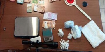 Një 27-vjeçar shqiptar kapet me rreth 1 kg drogë dhe euro cash