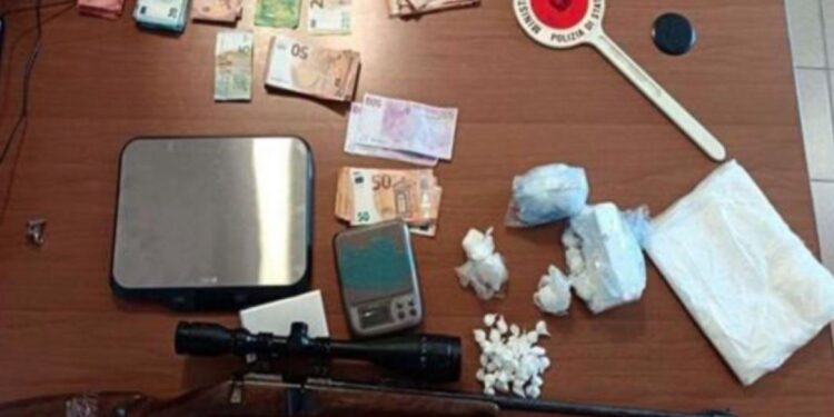 Një 27-vjeçar shqiptar kapet me rreth 1 kg drogë dhe euro cash