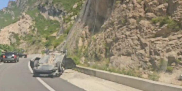 Aksident te “Shkalla e Tujanit”, përplasen dy makina, njëra kthehet përmbys