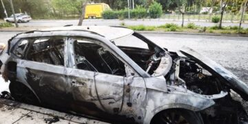 Makina përfshihet nga flakët në aksin Lezhë-Shkodër, automjeti digjet plotësisht