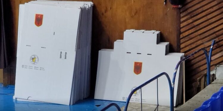 Nis shpërndarja e materialeve zgjedhore