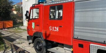 Zjarr i madh në periferi të Tiranës, flakët rrezikojnë disa banesa