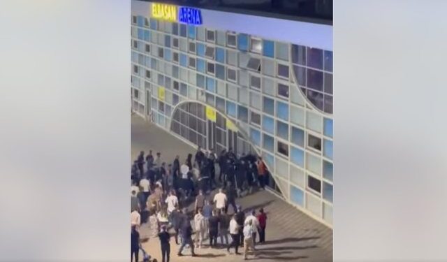 Kaos në mitingun e PD, militantët përleshen në Elbasan