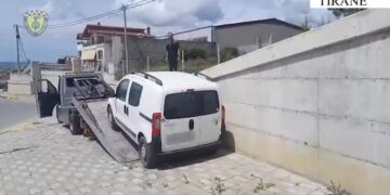 Giro d’Italia, policia në Tiranë “pastron” rrugën nga makinat