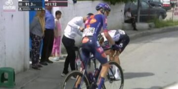 Probleme për çiklistin në Bradashesh, banori e ndihmon me biçikletën