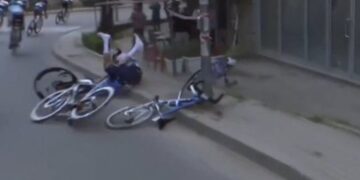 U rrëzuan në zonën e Freskut në kryeqytet, dy çiklistë të “Giro d’Italia” përfundojnë te Trauma