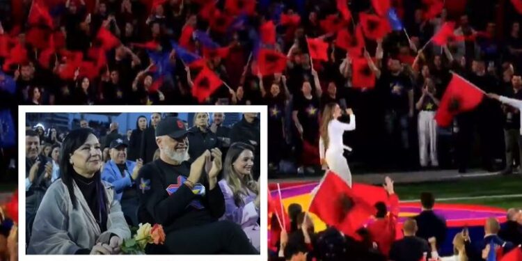 Mbyllja e fushatës së PS nis me muzikë, të pranishëm kandidatë dhe figura të njohura të partisë