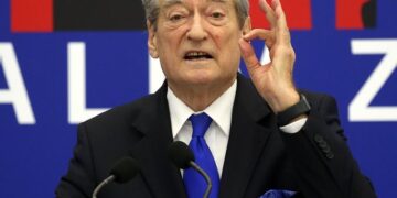 Berisha: Në Shkozet po shpërndahen zarfe në banesa, “akt kriminal i shëmtuar”(VIDEO)