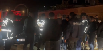 Mbështetësit e PD bllokojn makinë me dyshime për para dhe tollona, prokuroria në vend