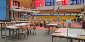 Në Elbasan, komisionerët ngatërrojnë kutitë e votimit dhe materialet zgjedhore