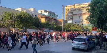 Mbërrijnë tifozët e Vllaznisë, ndizet atmosfera pranë ”Arenës Kombëtare” para finales