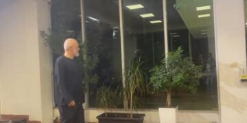 Kryeministri Edi Rama largohet nga selia e PS, nuk jep asnjë koment për gazetarët