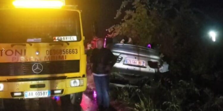 Lagështira shkakton aksident, përmbyset makina në lëvizje