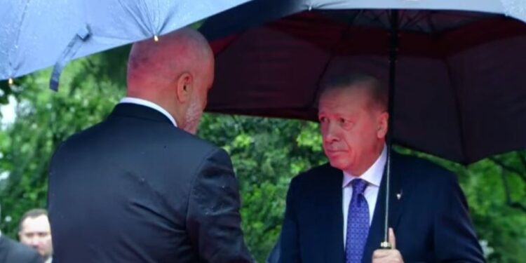Samiti/ Erdogan ndër liderët e parë që largohet, qëndron vetëm pak orë në Tiranë