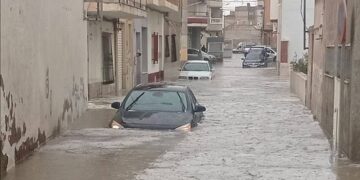‘Çmendet’ moti/ Rrugët kthehen në lumenj në këtë vend, breshri zbardh zonat turistike