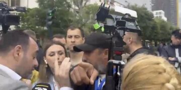 E paprecedentë/ Edi Paloka dhe demokratët sulmojnë gazetarët në protestë