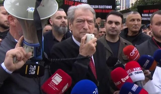 Nga Brukseli në protestë/ Berisha gjen vetëm pak të zemëruar në shesh, vetëm një grusht militantësh me PD