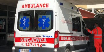 Aksident në aksin rrugor Laç-Patok/ Përplasen dy makina, plagoset drejtuesi i automjetit