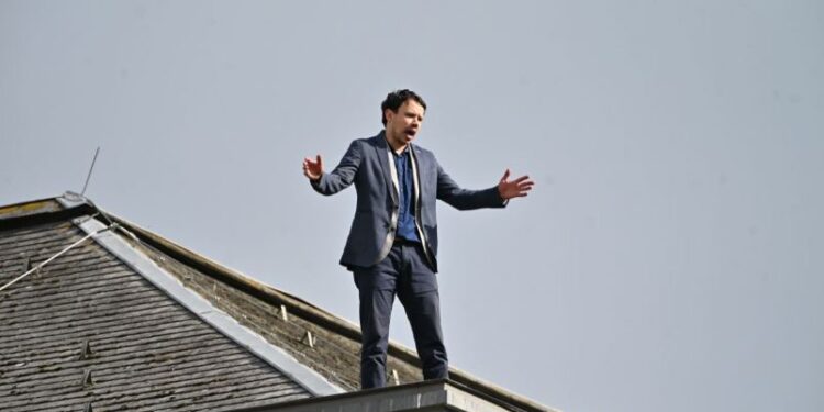 Deputeti slloven tenton vetëvrasje mbi çatinë e parlamentit, shpëtohet në fund