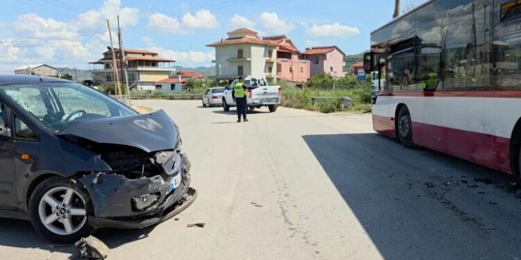 Aksident, automjeti përplaset me autobusin e linjës Roskovec-Fier