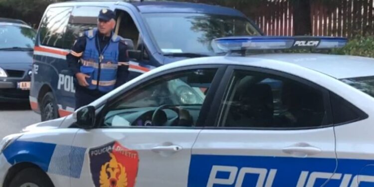 Tentoi të digjte automjetin e policisë dhe bëri thirrje për dhunë, bie në pranga 24-vjeçari në Tiranë