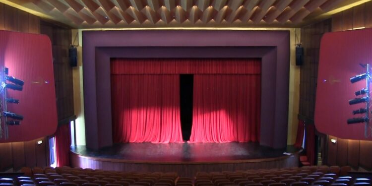 Vepra shqiptare dhe të huaja këtë sezon në skenën teatror